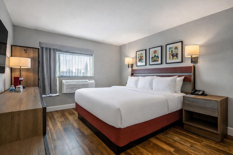 Guest room with one king bed